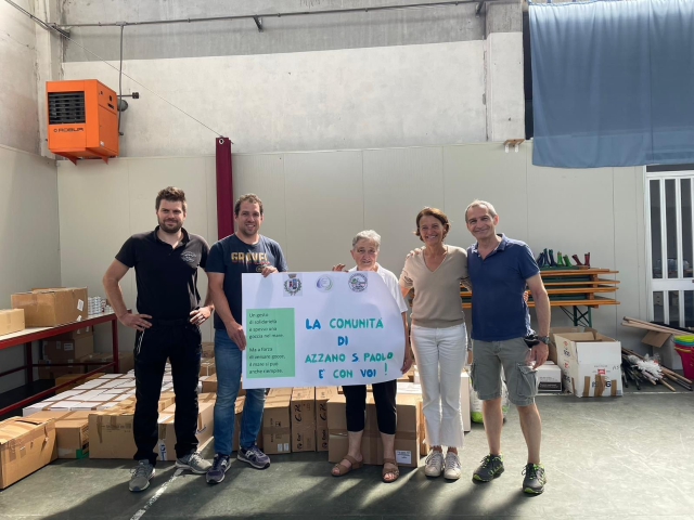 Consegna dei beni raccolti dal gruppo Alpini di Azzano in collaborazione con l’Amministrazione comunale 